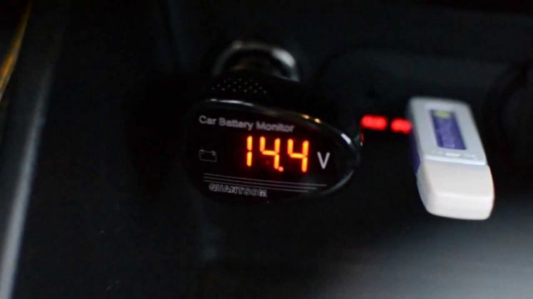 Term&oacute;metro del coche volt&iacute;metro encendedor de cigarrillos