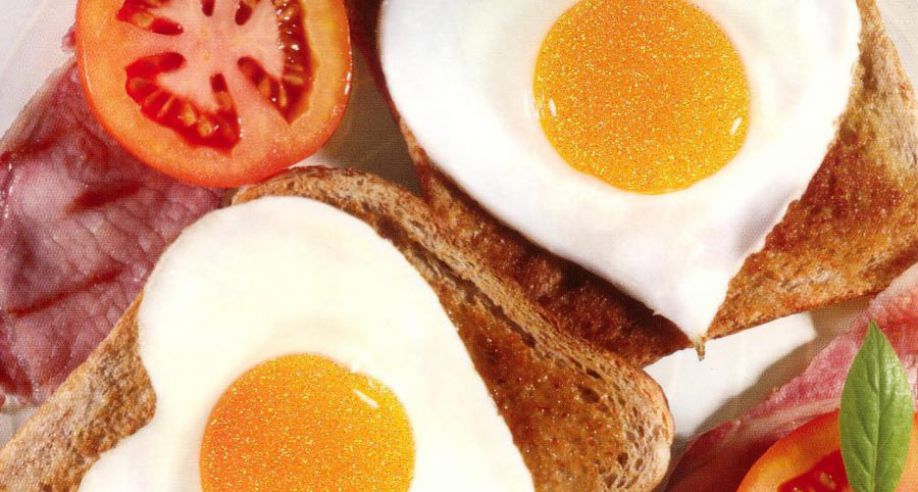 Los formularios para los huevos revueltos y pan tostado. Comprar una forma de huevos
